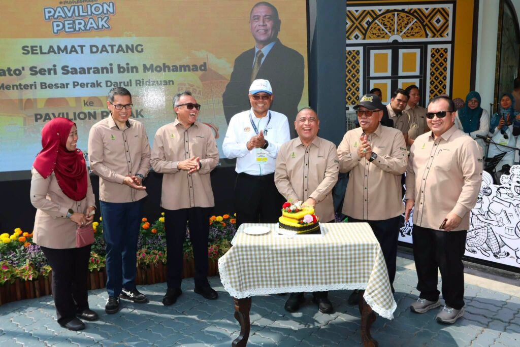 The launch was officiated by Perak Menteri Besar Dato' Seri Saarani Mohamad, who also took the opportunity to visit the booths of participating state agencies and departments.